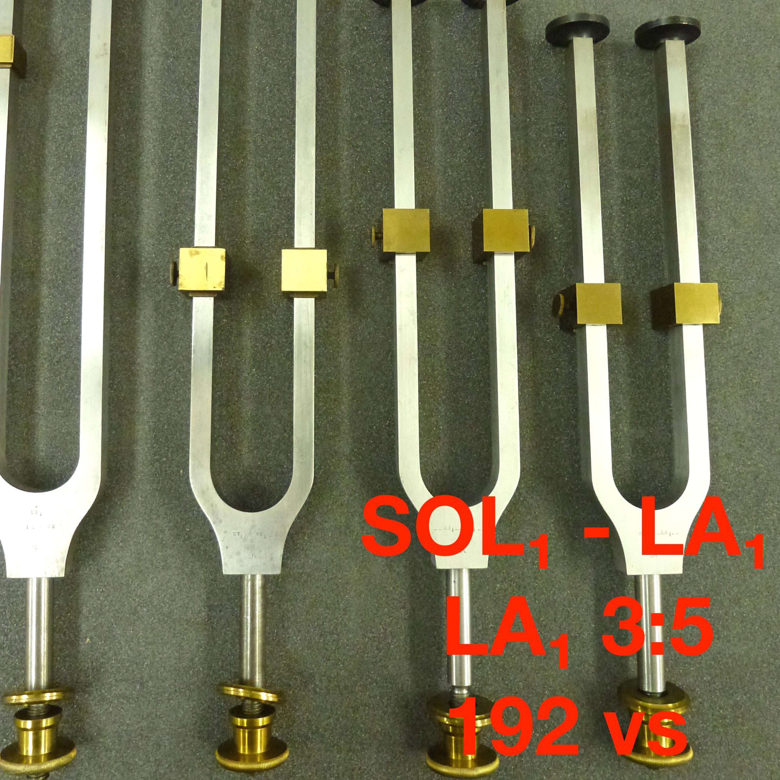 Tuning fork by Dr. R. König: SOL₁ - LA₁: LA₁ 3:5