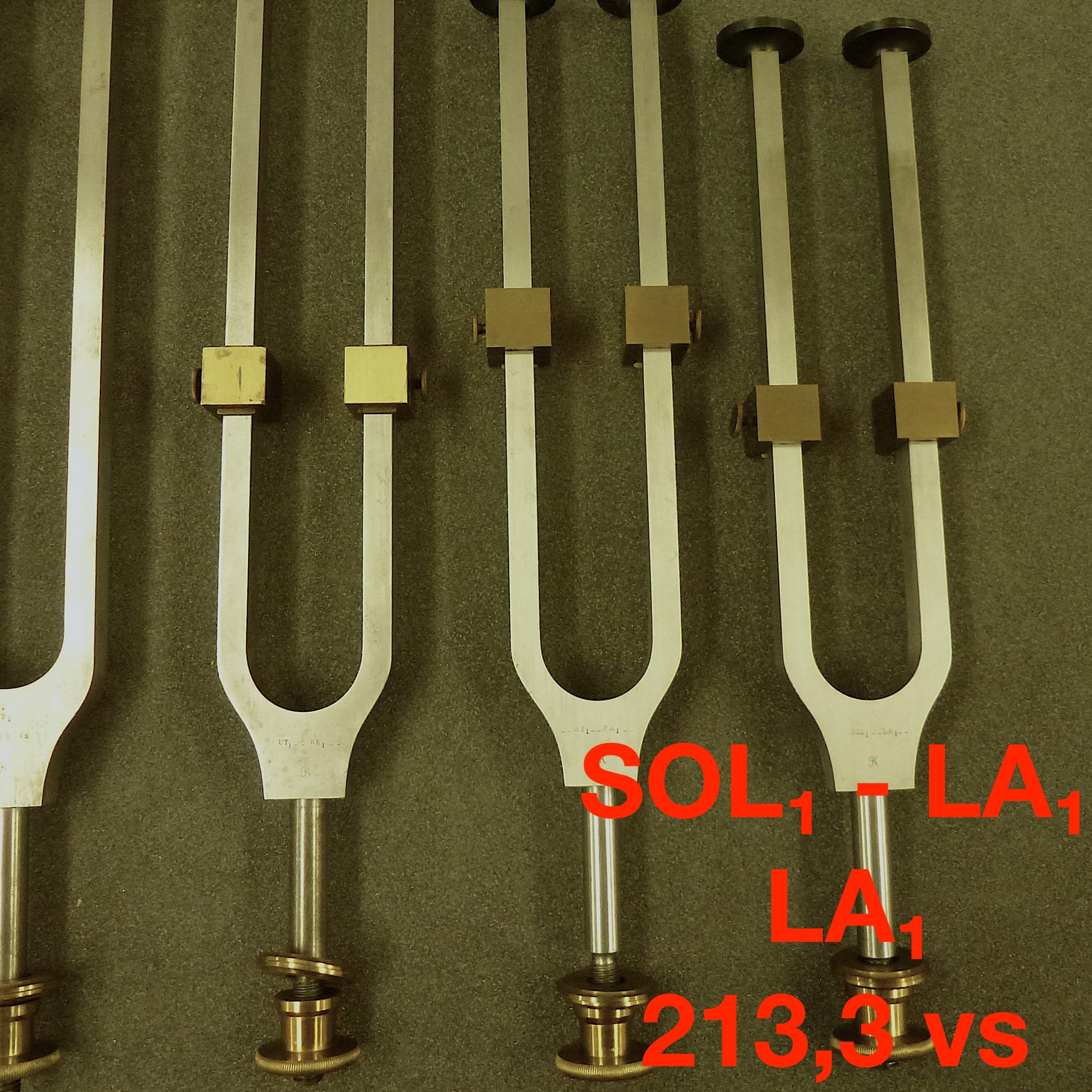 Tuning fork by Dr. R. König: SOL₁ - LA₁: LA₁ 213,3 vs