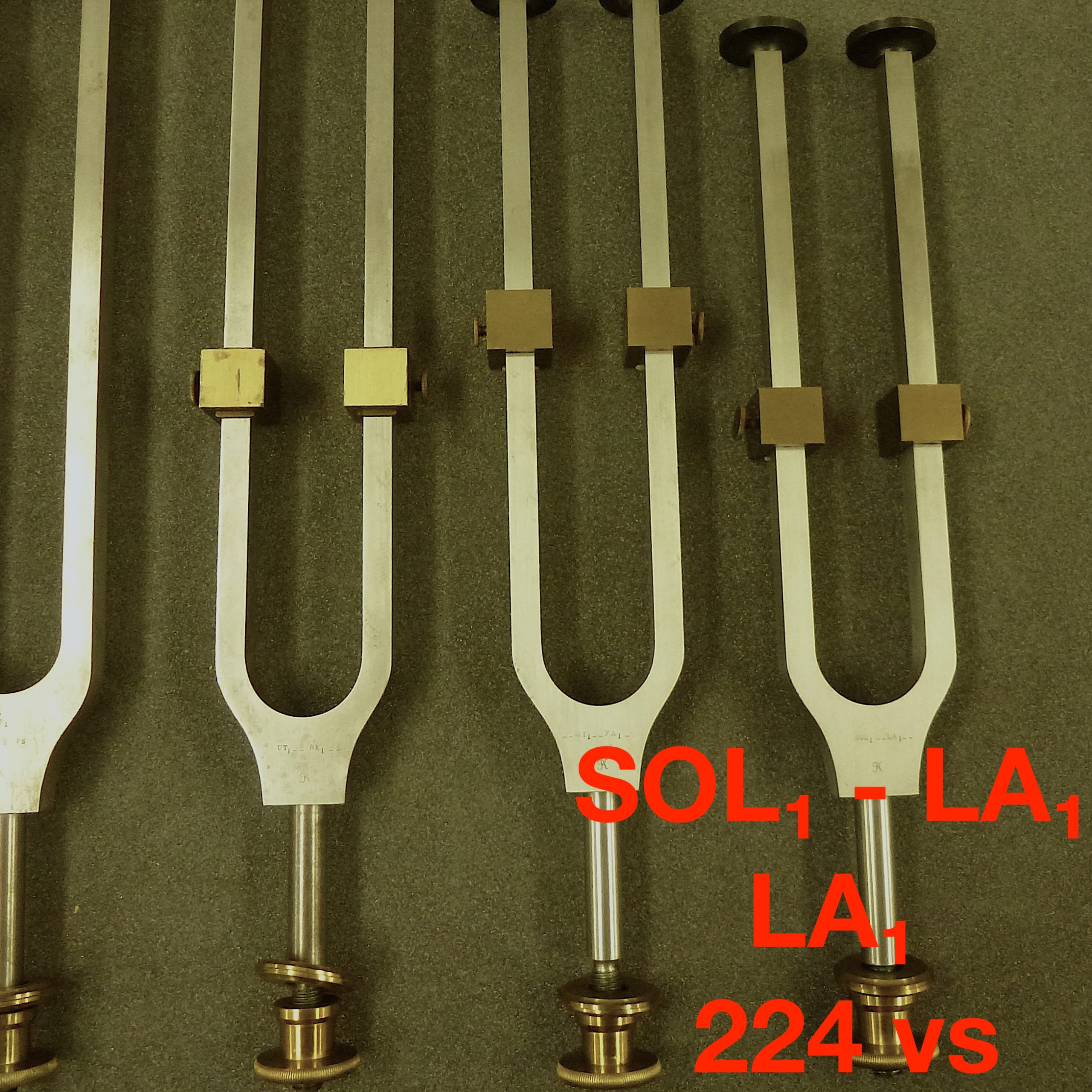 Tuning fork by Dr. R. König: SOL₁ - LA₁: LA₁ 224 vs