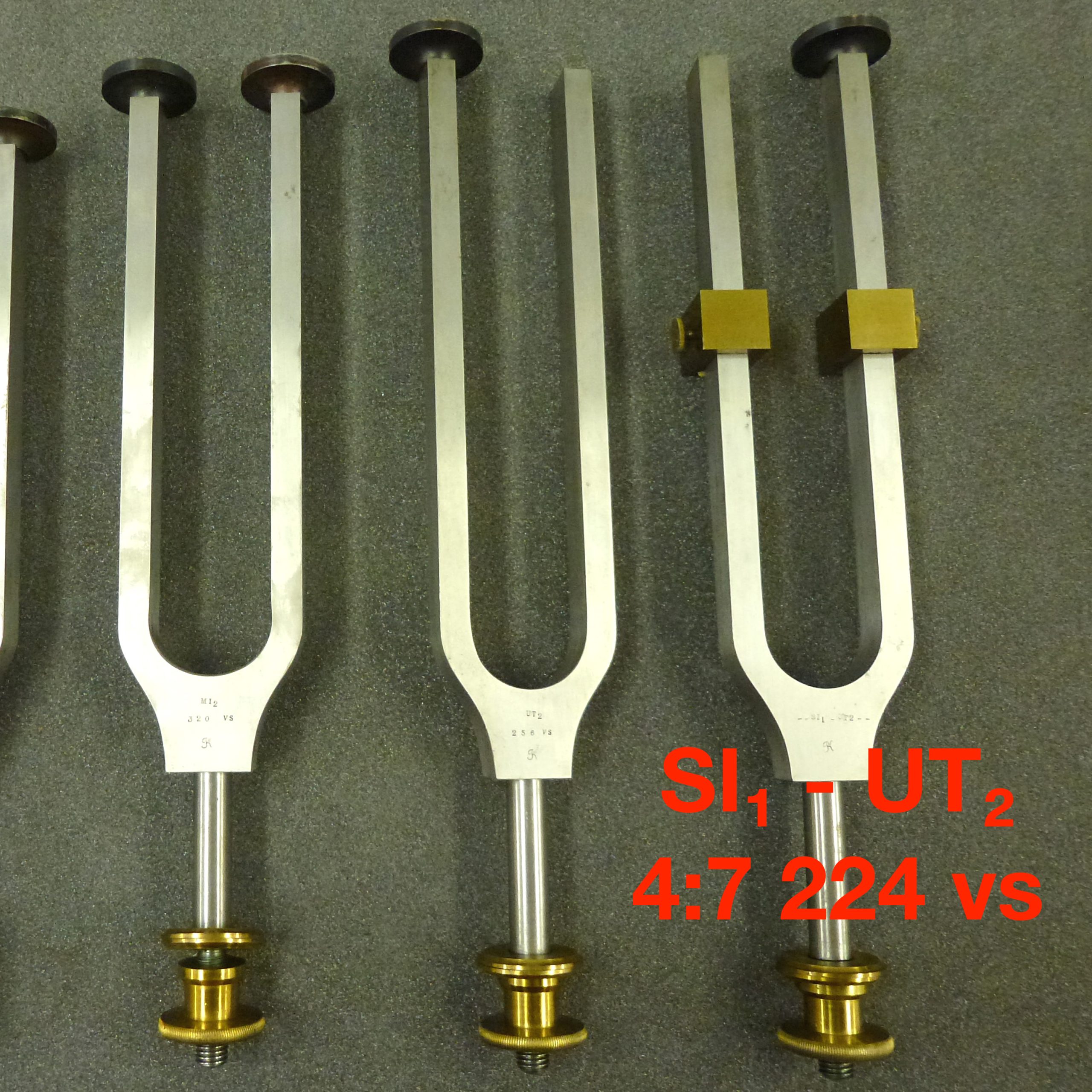 Tuning fork by Dr. R. König: SI₁ - UT₂ 4:7