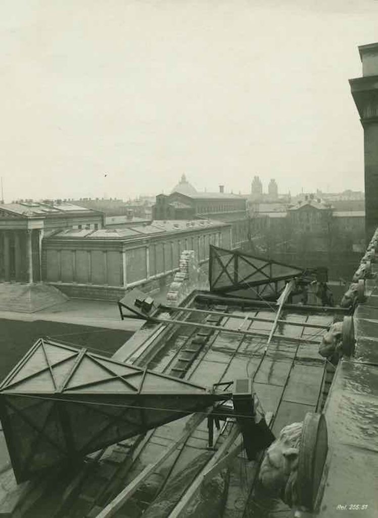 Ribbon speakers installed on the roof of the Propylaea, Königsplatz, 1925.